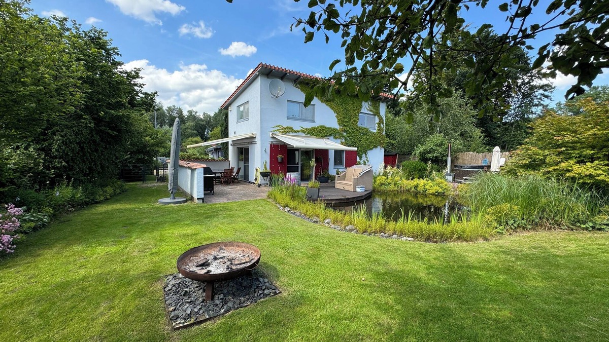 Sande House | Luxurious vacation home directly on the Ems-Jade Canal Sauna, hot tub, whirlpool, fireplace