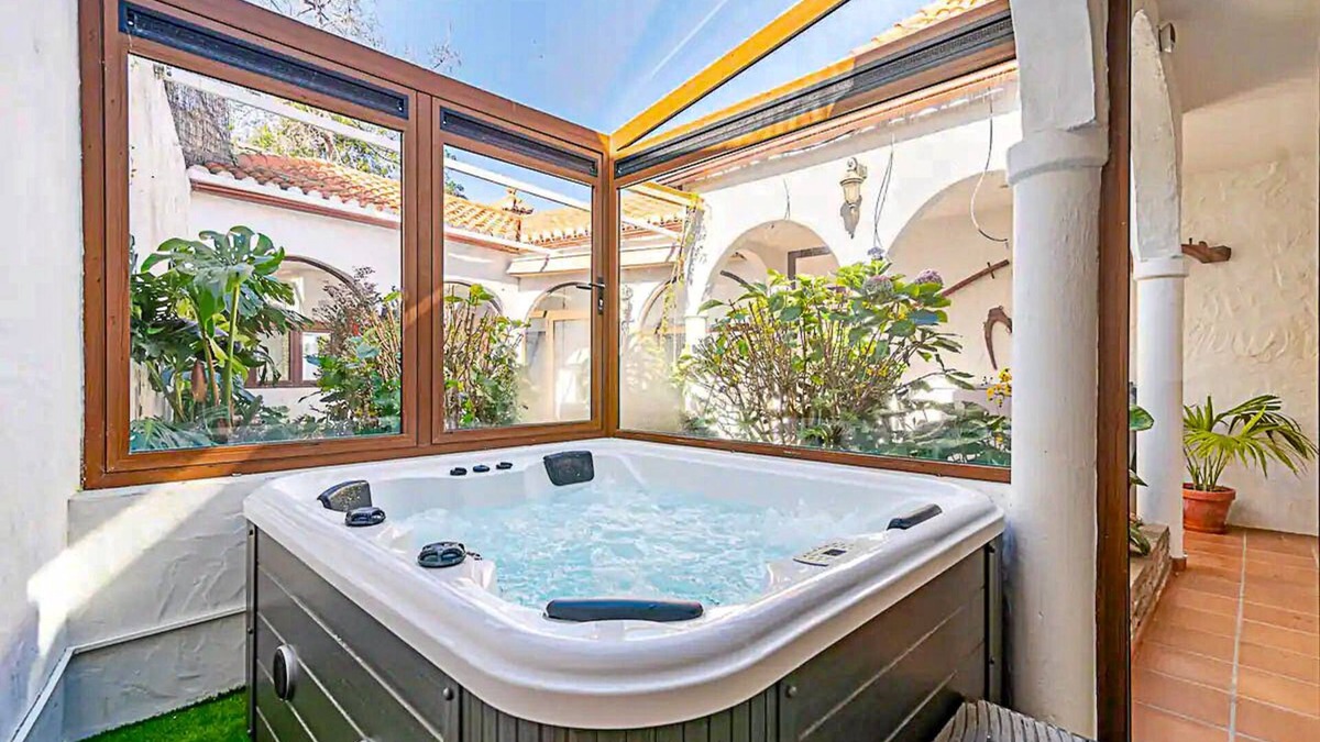 Teror Cottage | Luxurious Vacational Rental with Spa, BBQ, Hi-Speed Wi-Fi, sat TV & much more