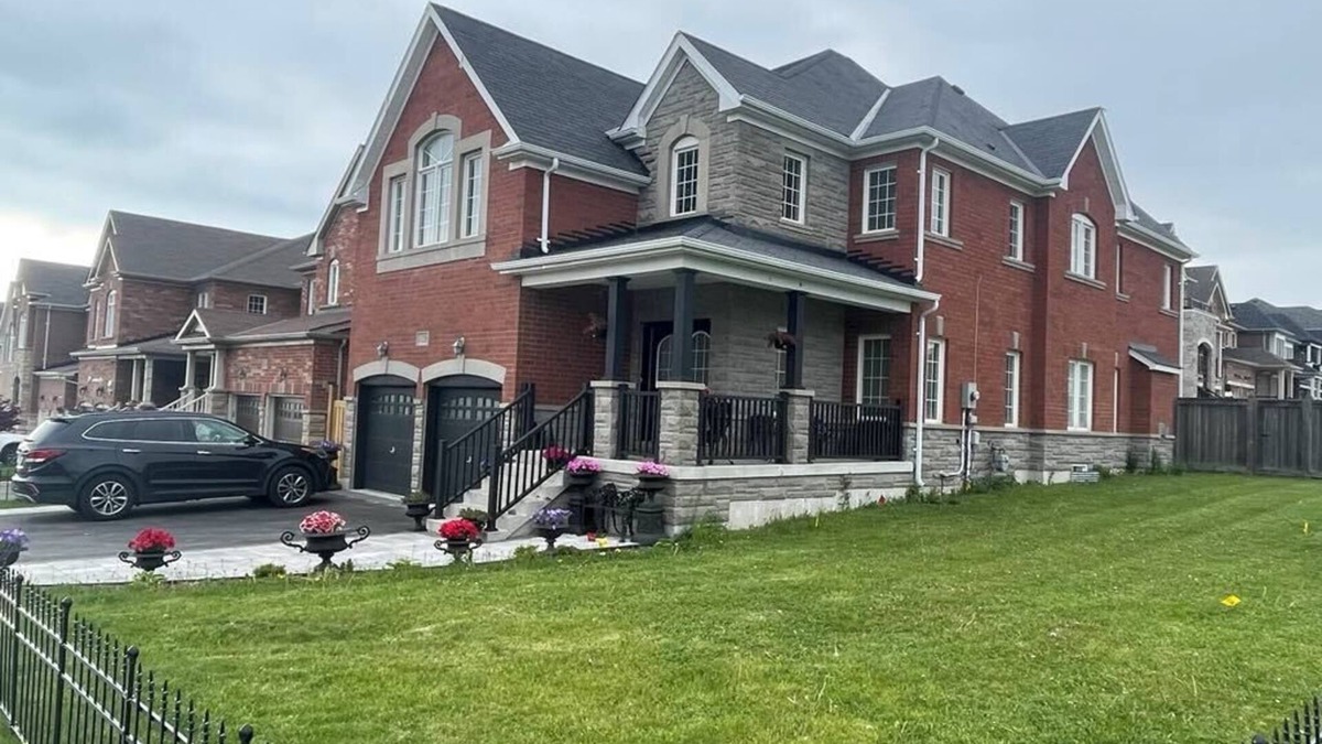 Durham Region Villa | Luxurious Villa: 1 hour to Toronto+3 Living Rooms+4 bedrooms+4 toilets+ Backyard