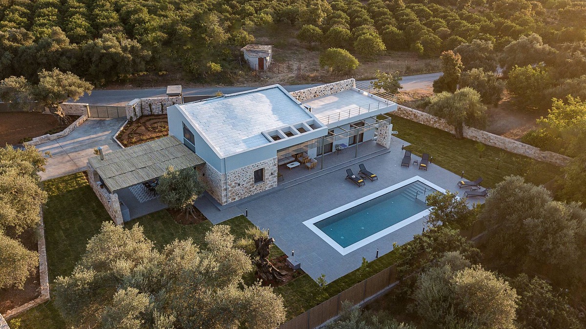 Agia Villa | Luxurious villa, 10' from the city, 10' from the beach, 10' from the mountains
