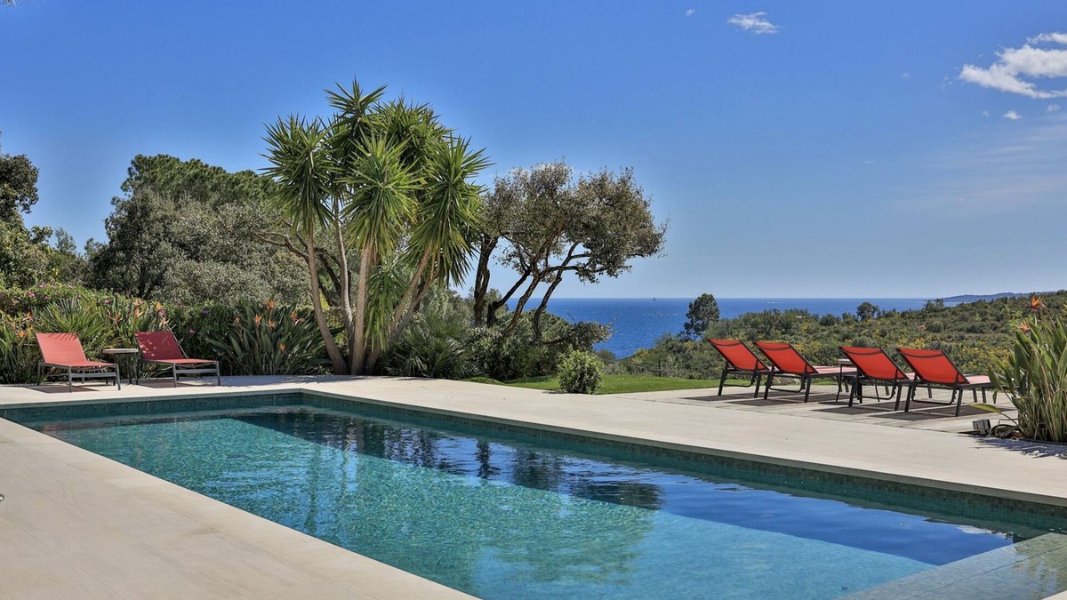 Plage de la Garonnette Villa | Luxurious Villa, large pool, splendid sea view, 5min walk to the beach