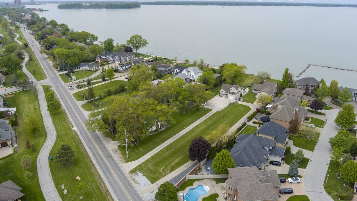 Woodslee House | luxurious water-front house