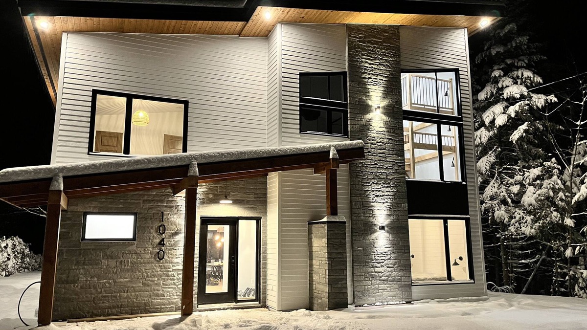 Les Etchemins Regional County Municipality Ski Chalet | Luxurious waterfront cottage