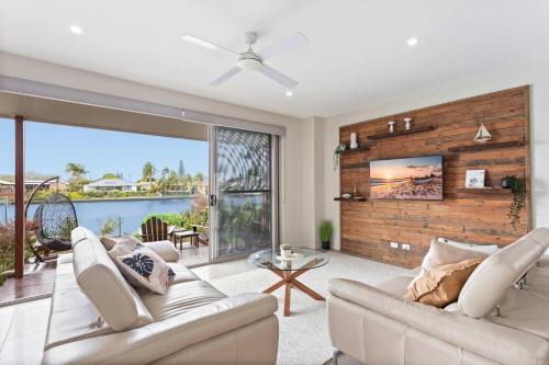 Birtinya House | Luxurious Waterfront Paradise Stunning Views