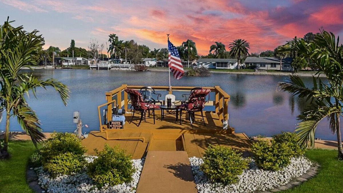 Holiday House | Luxurious Waterfront Holiday Home with Fully Encompassing Lakeview