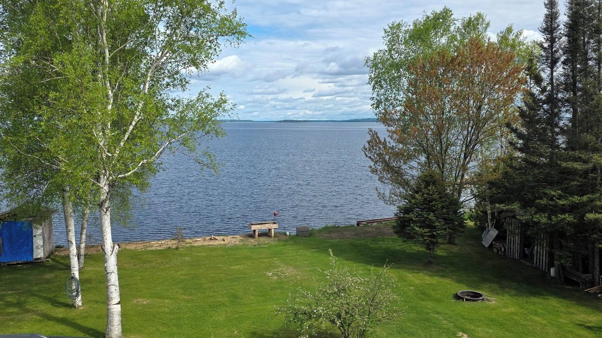 Wahnapitae First Nation House | Luxurious waterfront retreat with swim spa