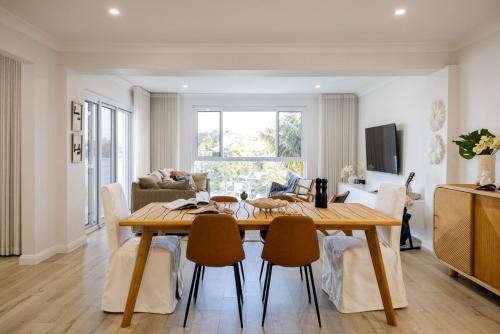 Oatley House | Luxurious Waterfront Retreat with Tennis Court