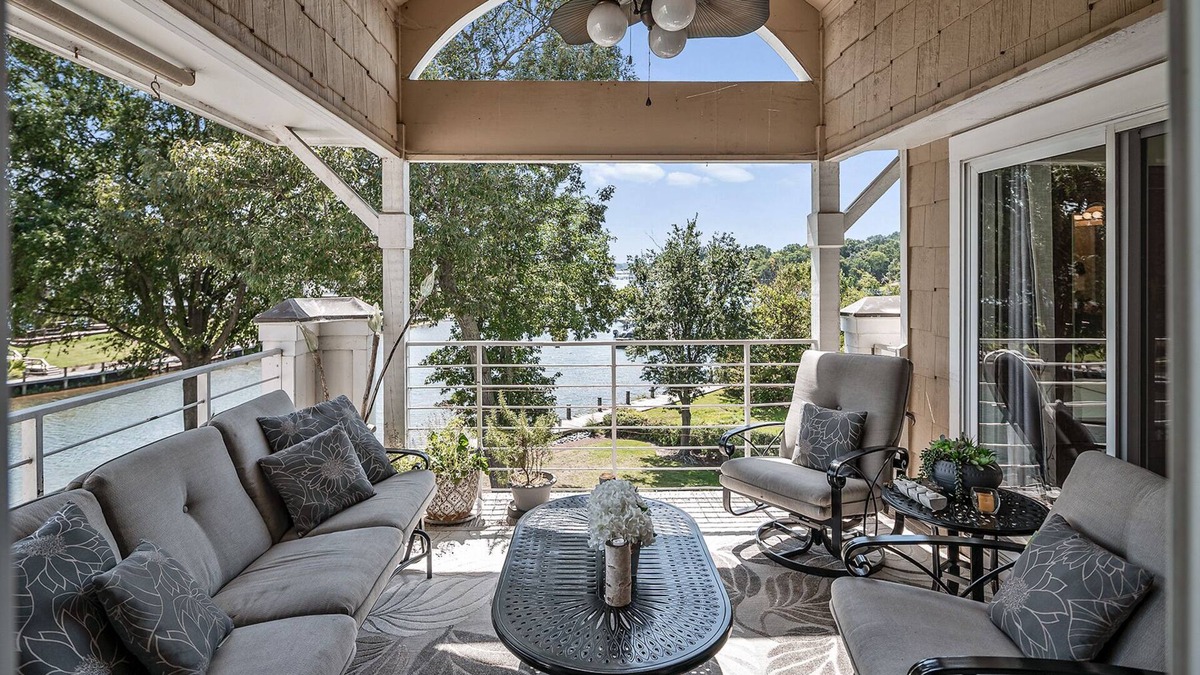 Cornelius Condo | Luxurious Waterfront Penthouse l Fun for Families & Long Stays
