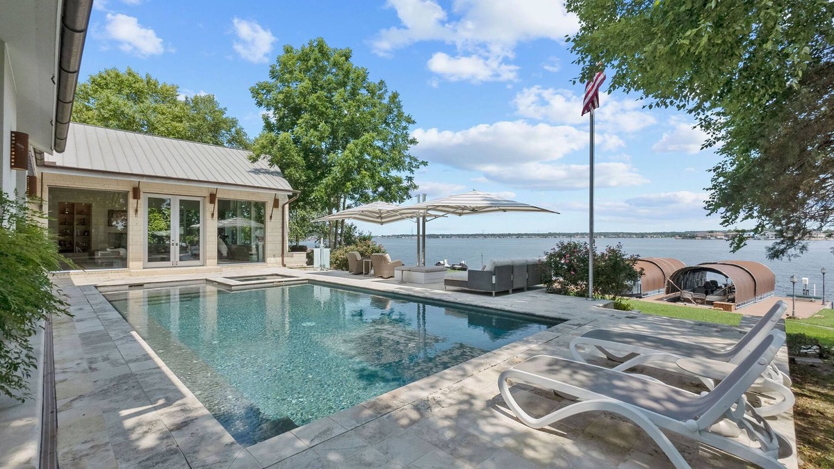 Walden on Lake Conroe House | Luxurious Waterfront Estate - The Perfect Vacation Home - 3 night minimum