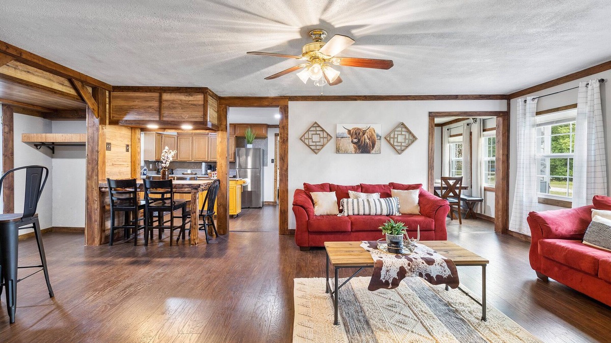 Southeast Houston House | Luxurious Western Home w/firepit,