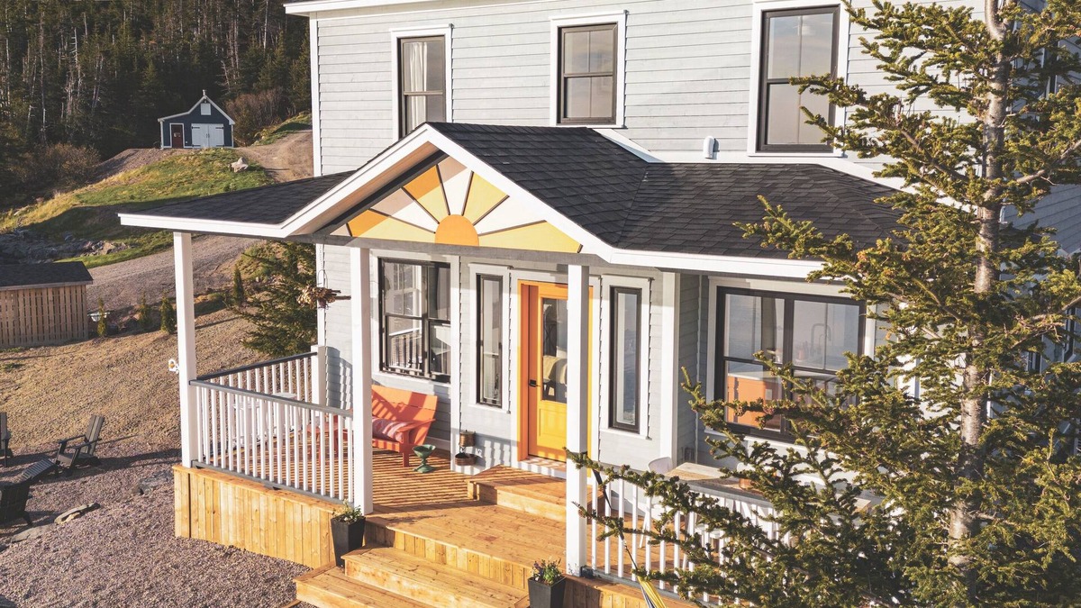 Trinity House | Luxuriously charming 2-bedroom home with private beach, wharf & stage