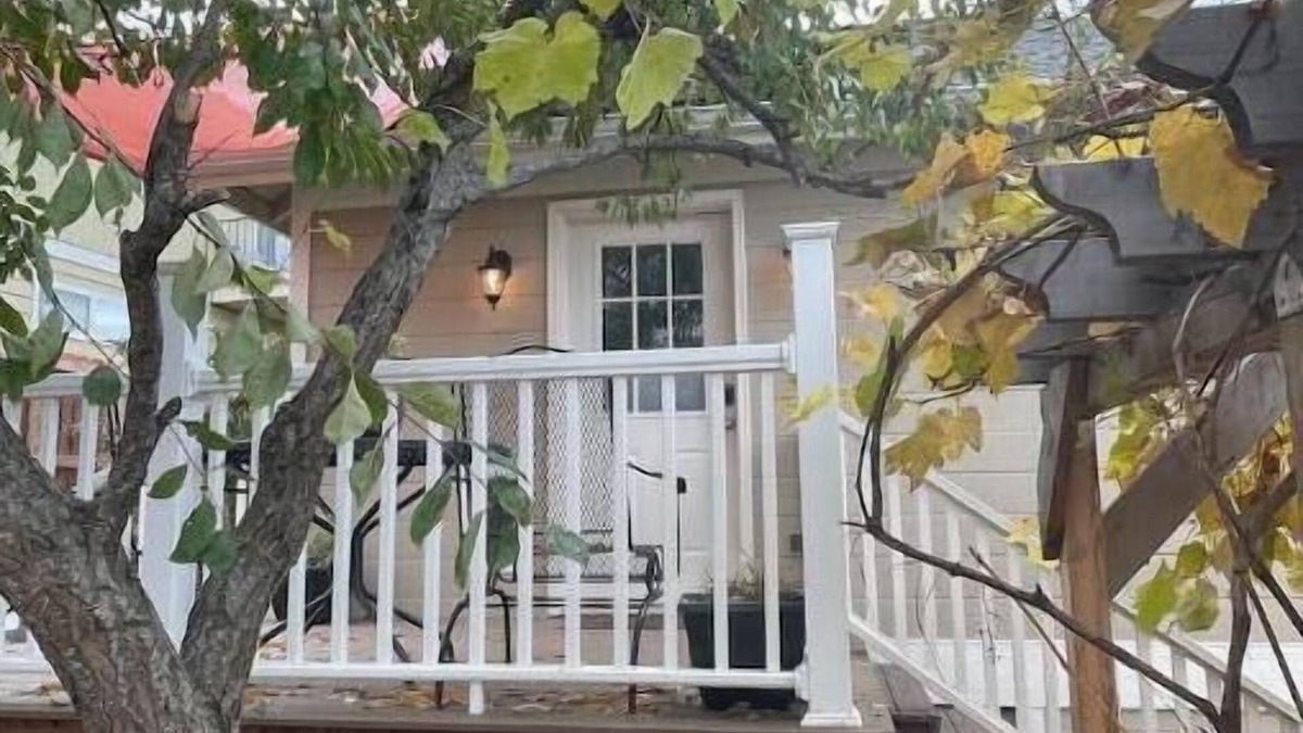 Historic Railroad District Apartment | Luxuriously comfortable & peaceful getaway downtown Ashland, with views.