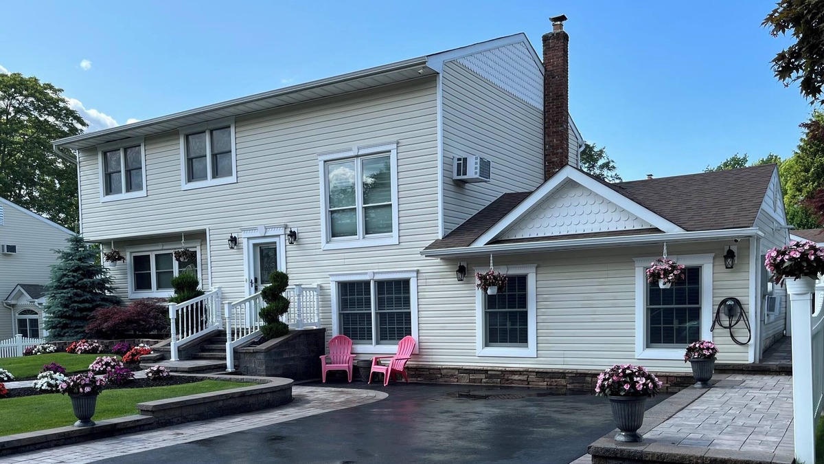 Lake Ronkonkoma Apartment | Luxury 1 Bedroom walking distance from Lake Ronkonkoma and close to the Hamptons