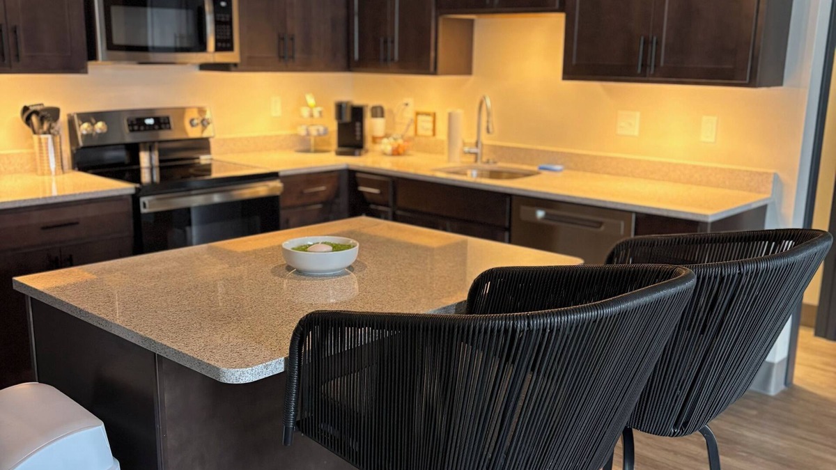 Stuart Condo | Luxury 1-bedroom Condo Downton Wifi, Balcony, Washer/Dryer, Full Kitchen