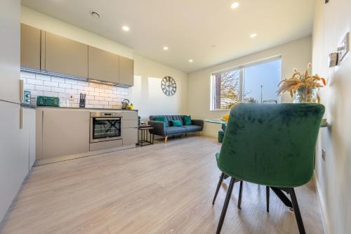 Stevenage Apartment | Luxury 1 Bedroom serviced apartment with Roof terrace & Gym