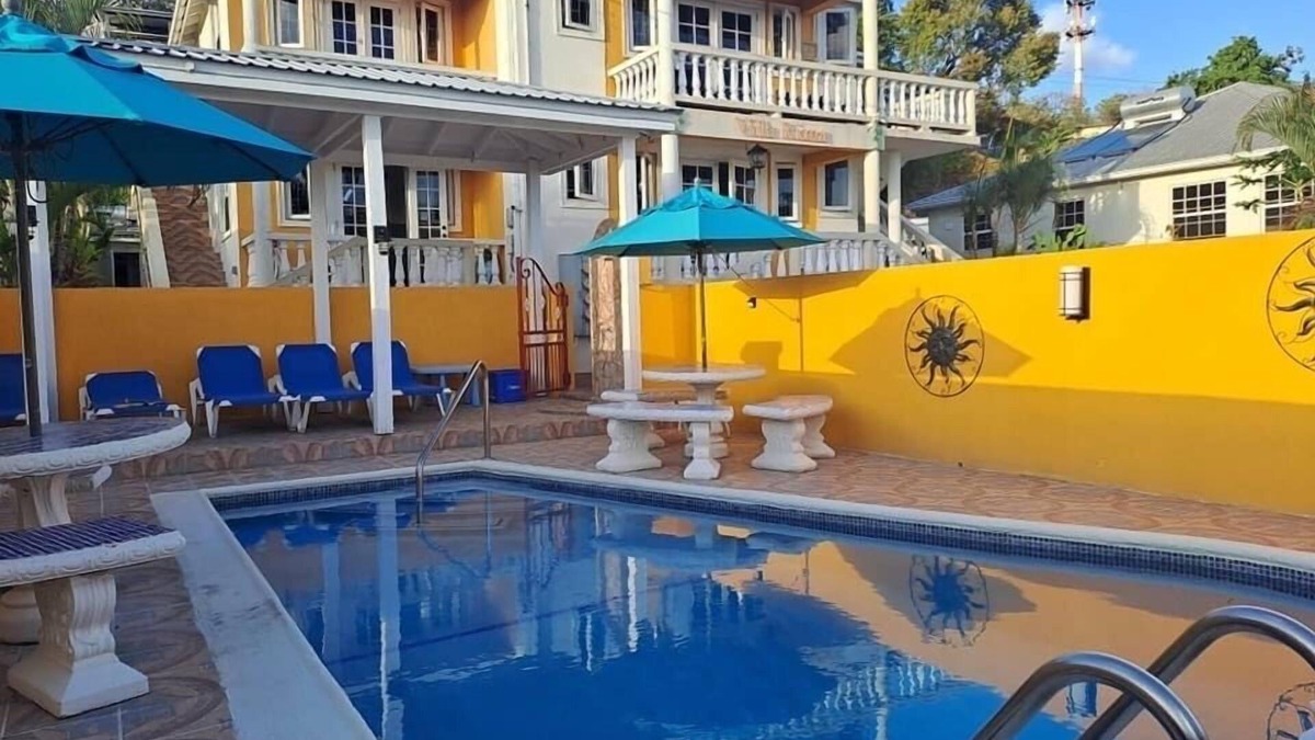 Welches Villa | Luxury 1 Bedroom Vacation Villa 4 minutes to beach Southcoast Maxwel Beach Area
