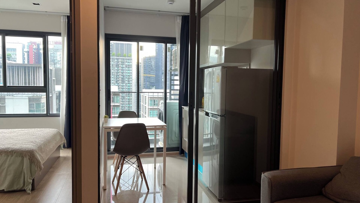 Rama 9 Apartment | Luxury 1-bedroom w/Wifi, Standing Desk & Infinity Pool, 100m from MRT & Shopping