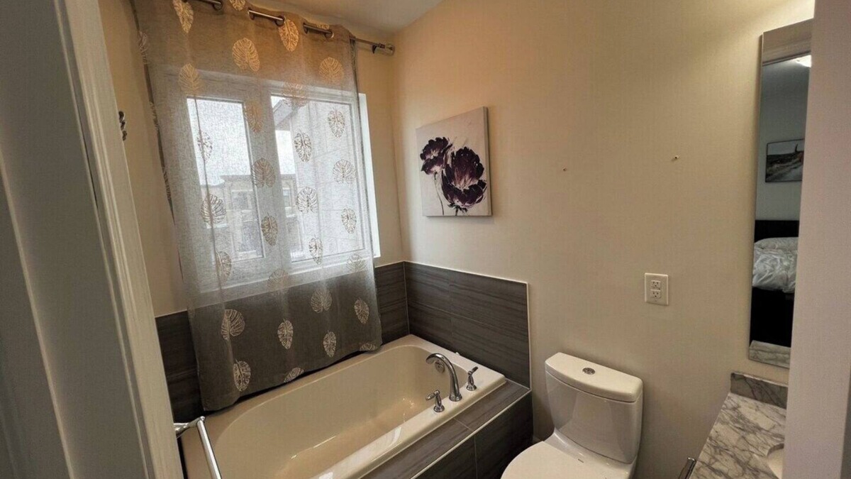 Vaughan House | LUXURY 10' Ceiling Townhome With Large Open Patio