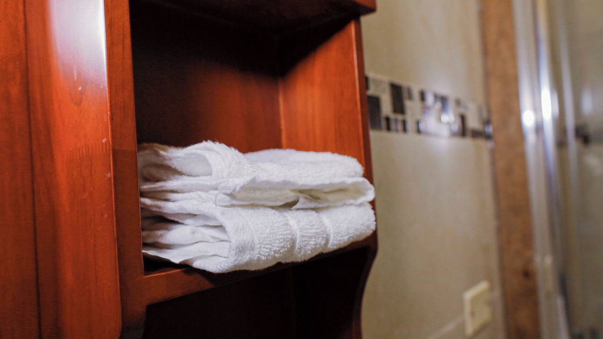 Eastwood Park Bed & Breakfast | Luxury 12-bedroom bed & breakfast with AC, WiFi in lovely Kingston