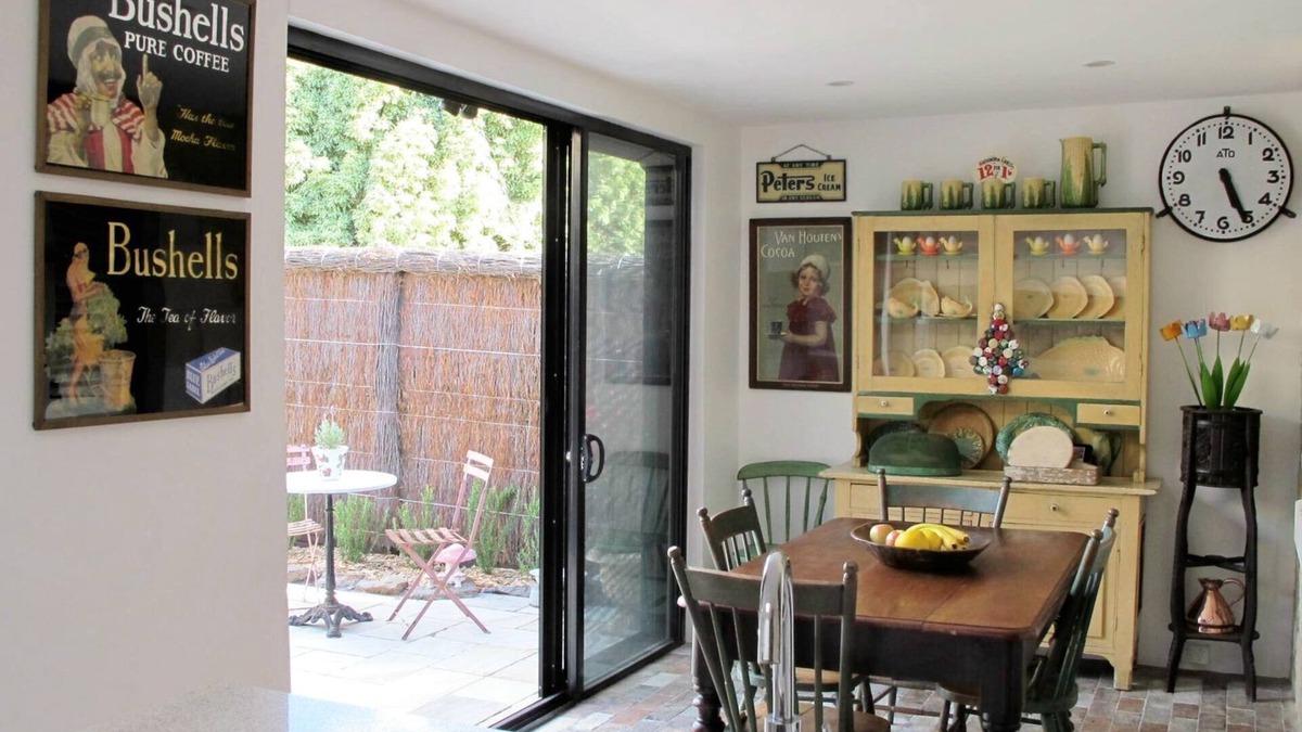 Mittagong Cottage | Luxury 1870's sandstone cottage, 2 bedrooms, 5 star kitchen & bathroom, garden