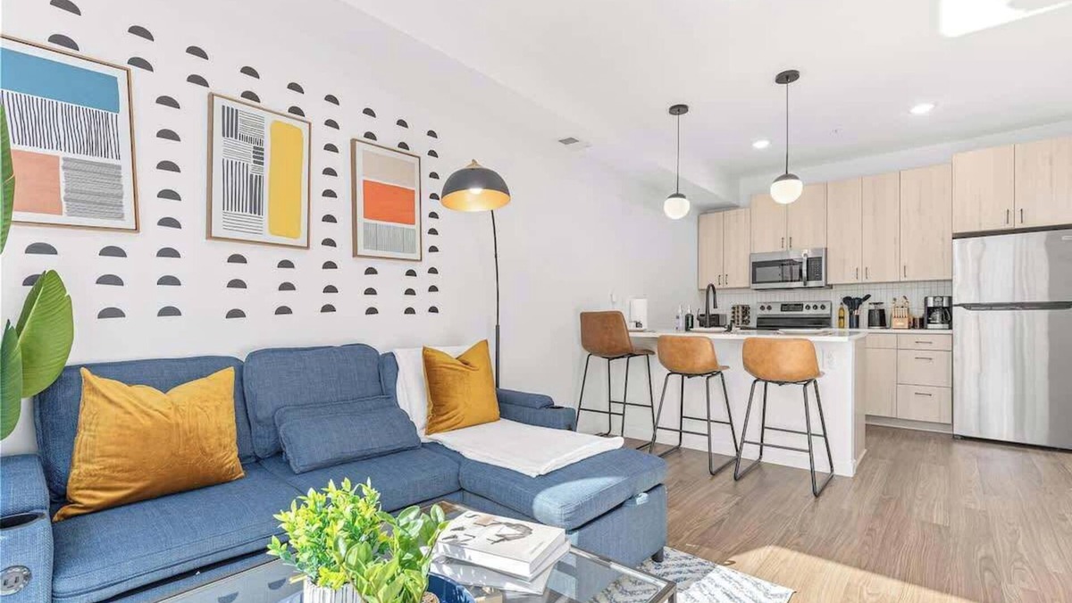 St. Anthony West Apartment | Luxury 1BD, DT, Roof top, Gym, Street Parking