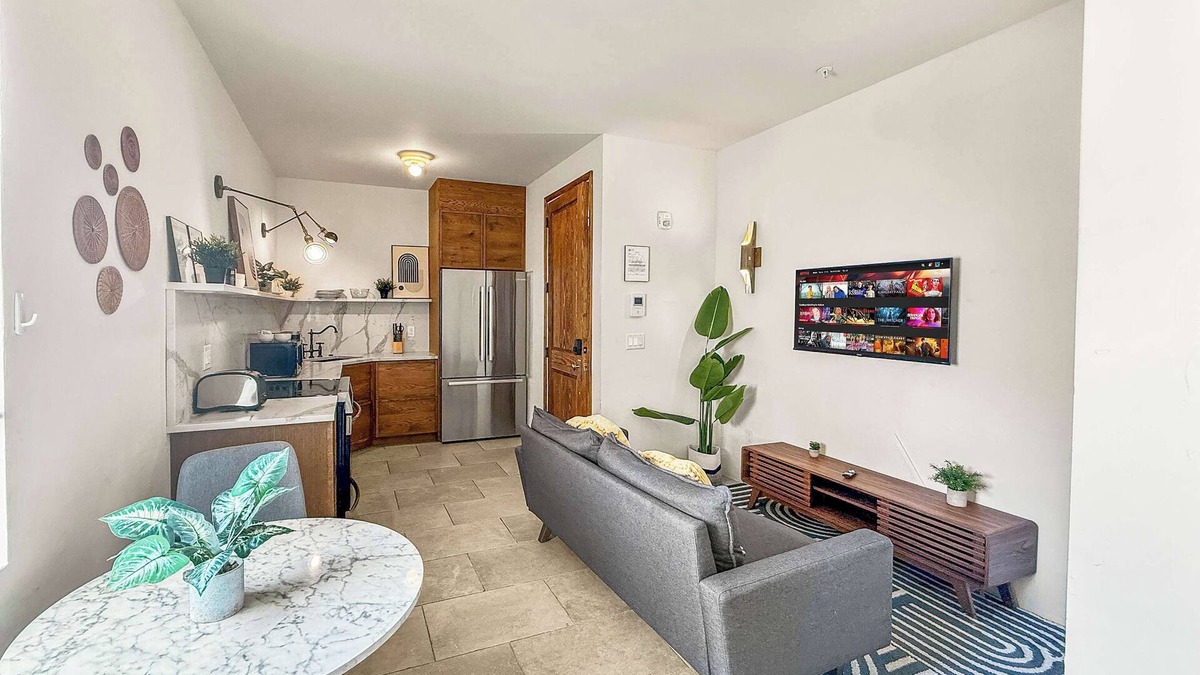 Society Hill Apartment | Luxury 1BD Stay in South St | 1 Bed Retreat