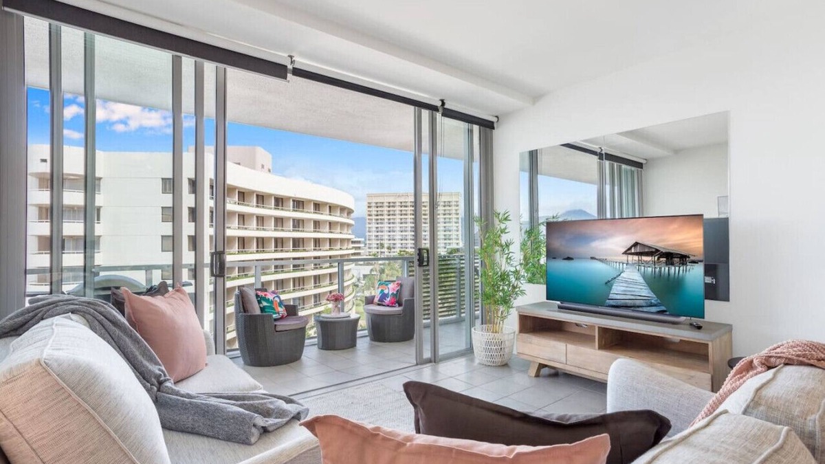 Cairns Central Business District Apartment | Luxury 1BR Apartment @ Harbour Lights Cairns
