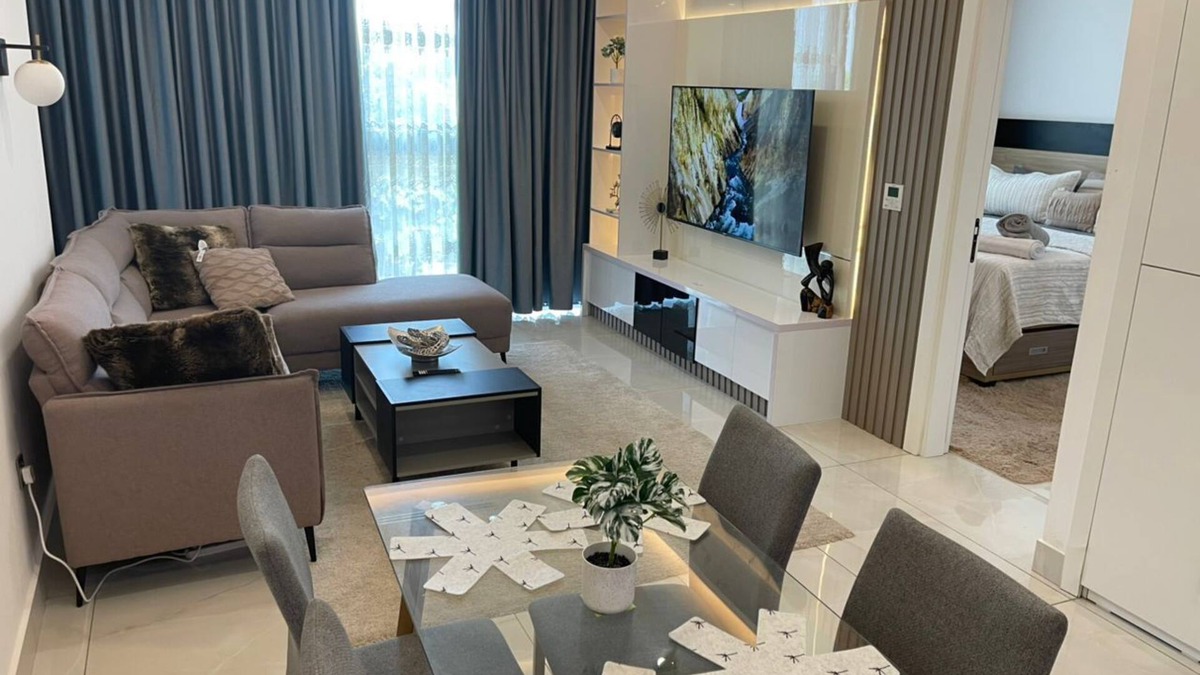 Accra Apartment | Luxury 1BR apartment with Airport View and Infinity pool on rooftop.