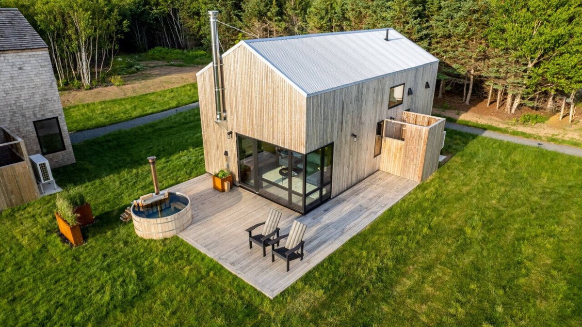 Chimney Corner Cottage | Luxury 1BR Cottage with Stunning Views, Private Hot Tub, Private Path to Beach