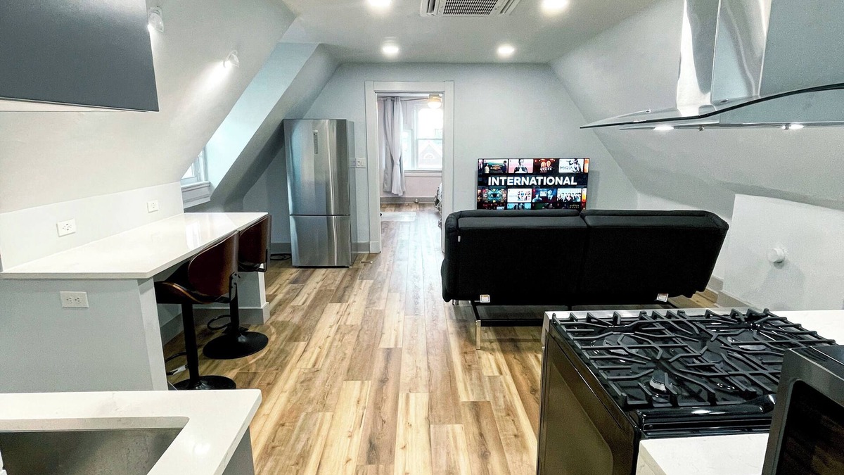 Clifton Heights Apartment | Luxury 1BR Loft near UC, DAAP, CCM, Hospital and Zoo w/Parking, 3FL