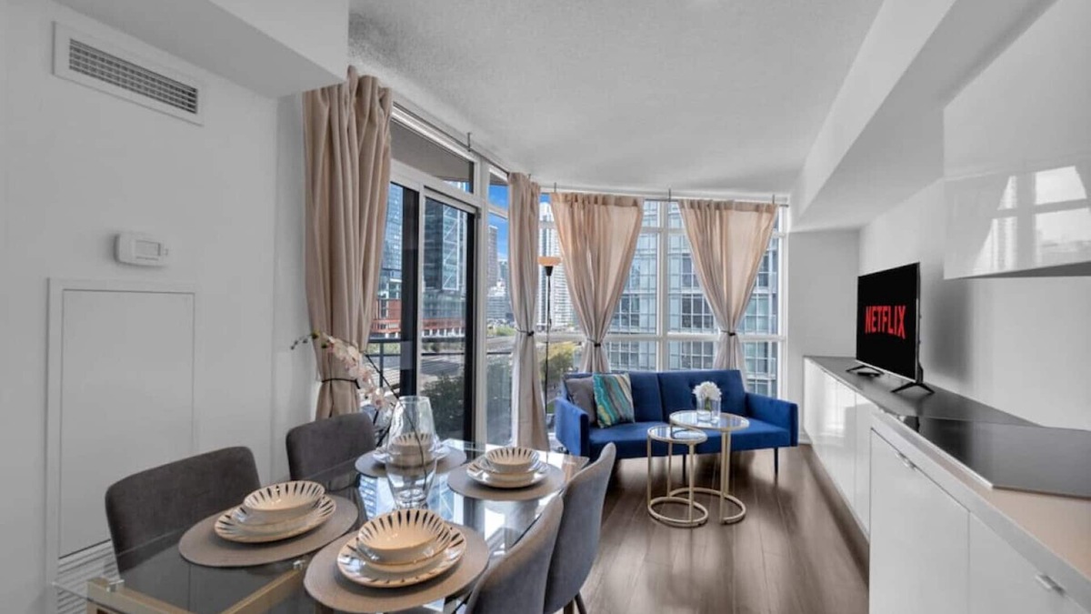 Wellington Place Hotel | Luxury 1BR - Walk to CN Tower - Convention Centre