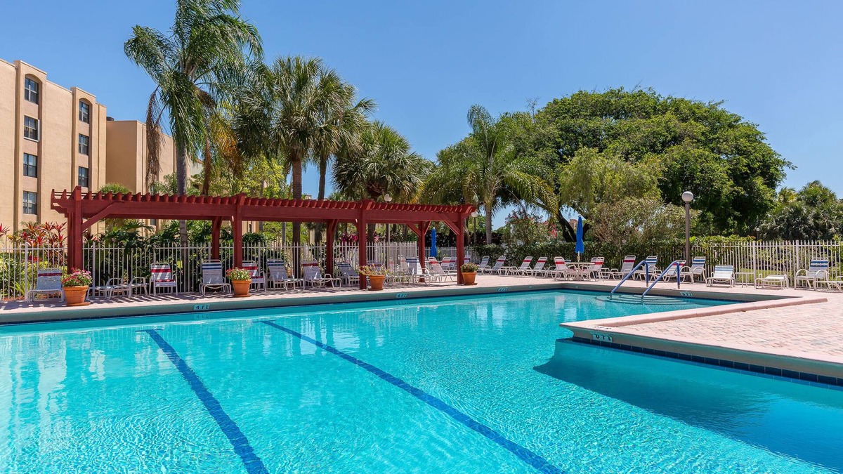 Delray Beach Apartment | Luxury 2/2 Apartment Mins from beaches, Wifi, Pool, Tennis