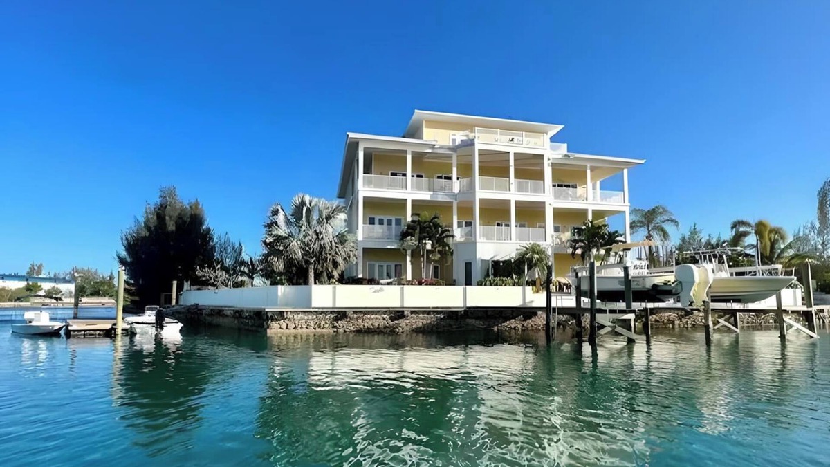 Grand Bahama Yacht Club Condo | Luxury 2/2 Sleeps 6. Grand Bahama Condo w/POOL, Boat Dock plus close to BEACH!