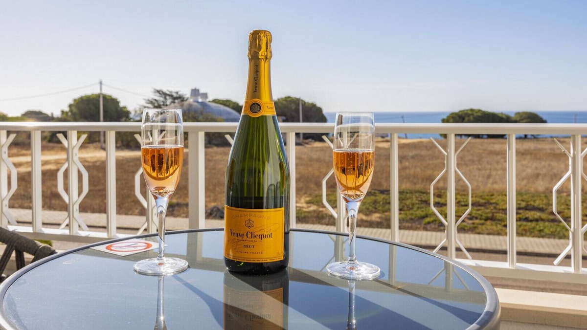 Albufeira Apartment | Luxury 2 bedrooms Apartment with frontline Sea Views Close to Beaches