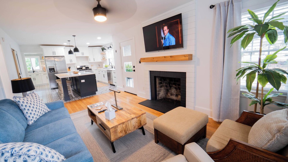 Clarksville Cottage | Luxury 2 bd lakefront Modern porch fire pit fisherman boat dock walk to downtown