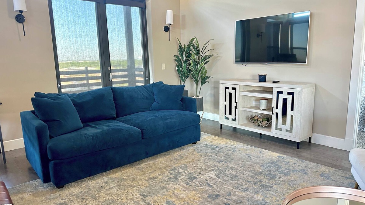 Addison Condo | Luxury 2-bdrm Penthouse in Addison
