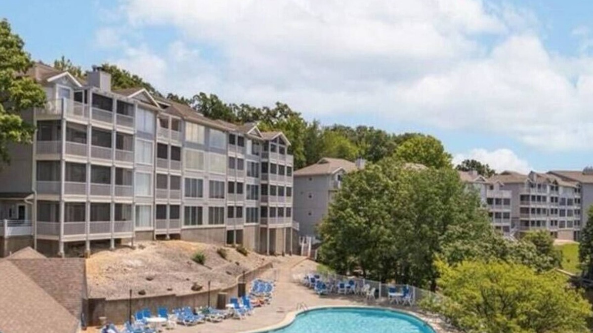 Lake Ozark Condo | Luxury 2 Bed/2 Bath Lakefront Condo w/Dock/Deck/Pools-Minutes from Bagnell Strip-Sleeps 6