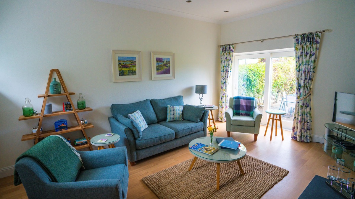 Tarbert Cottage | Luxury 2 bed ensuite cottage on Scottish estate pets allowed short walk to loch