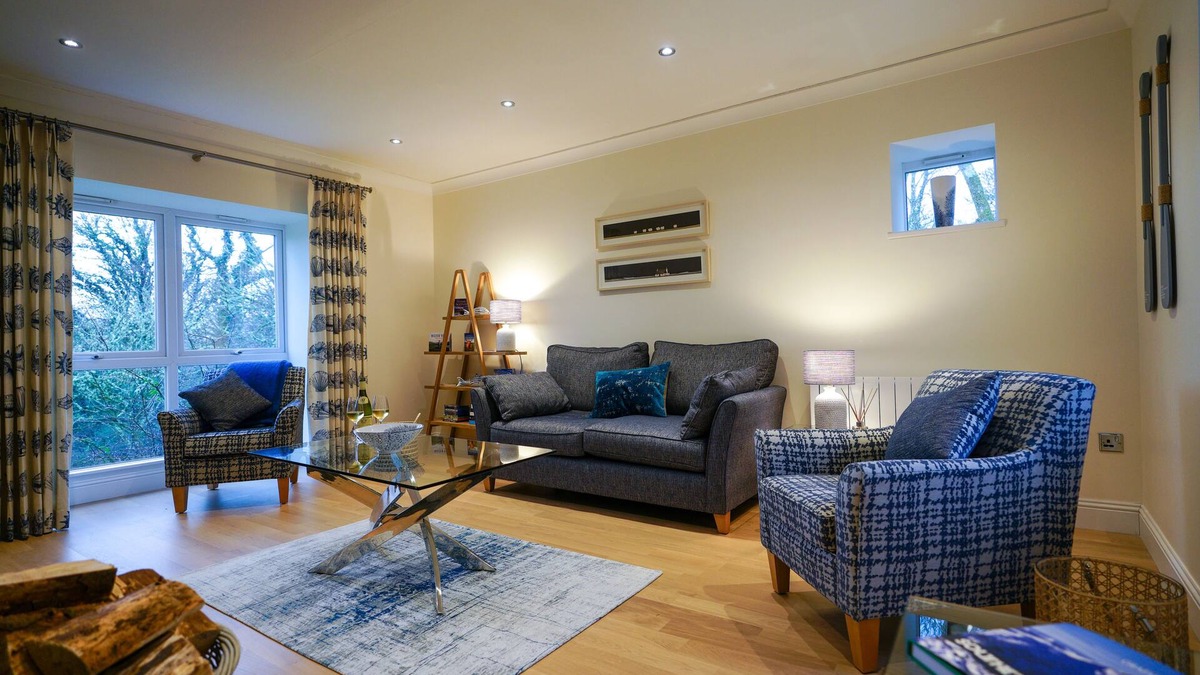 Tarbert Cottage | Luxury 2 bed ensuite cottage in Scottish Estate setting, short walk to loch