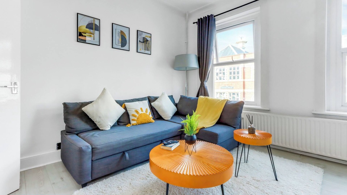 Tooting Apartment | Luxury 2 Bed Flat - 1 Min Walk to Tooting Broadway Metro Station