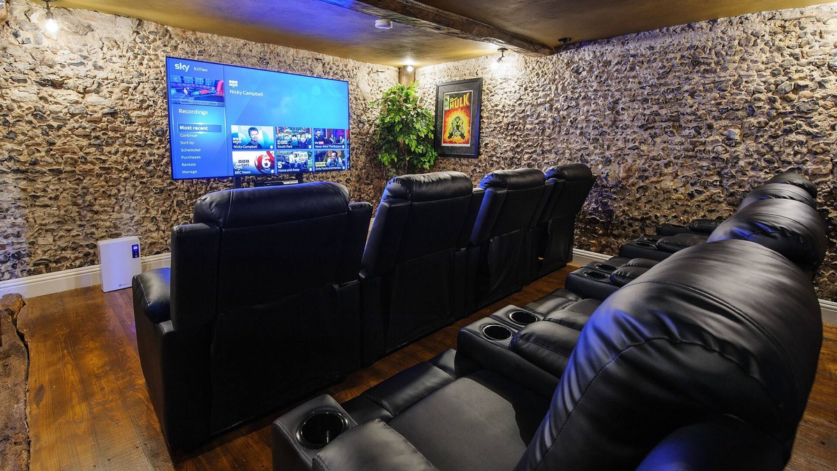 Saffron Walden House | Luxury 2 Bed Manor House Hot Tub Cinema Room SkyTV