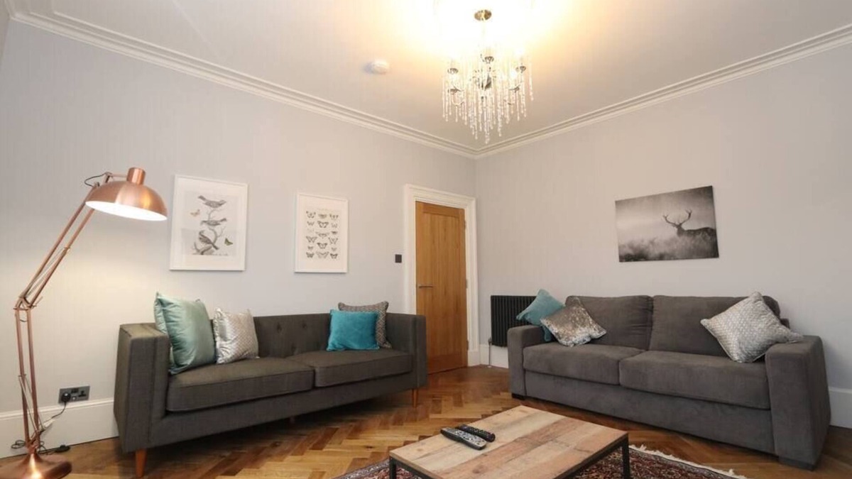Dollar Apartment | Luxury 2 bedroom 2 bathroom Duplex sleeping up to six
