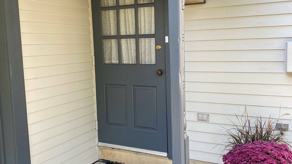 Reamstown Apartment | Luxury 2 bedroom 2 full bath w/den/additional sleeping room.