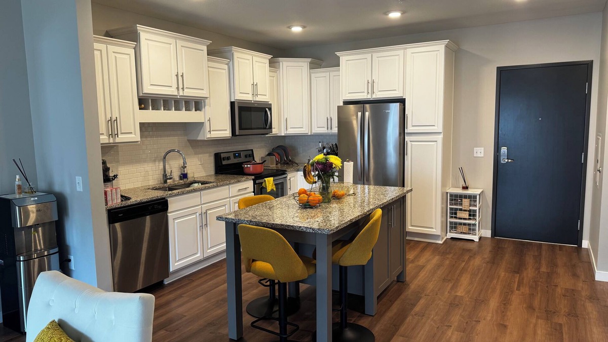 Maple Grove Apartment | Luxury 2 bedroom apartment In the heart of Maple Grove MN