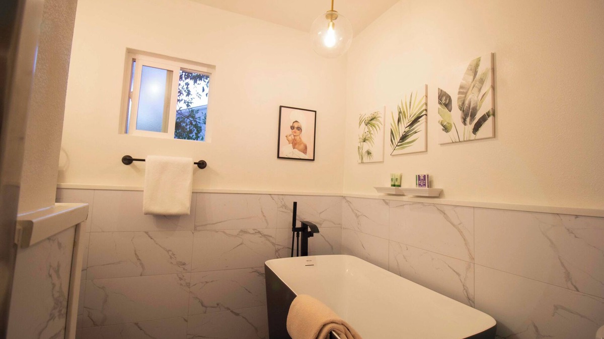 Valley Glen House | Luxury 2-Bedroom Boutique Bungalow with Spa & Kitchenette centrally located LA!