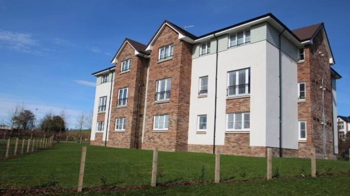 Bishopton Apartment | Luxury 2 Bedroom Flat in Quiet Village w/Ensuite
