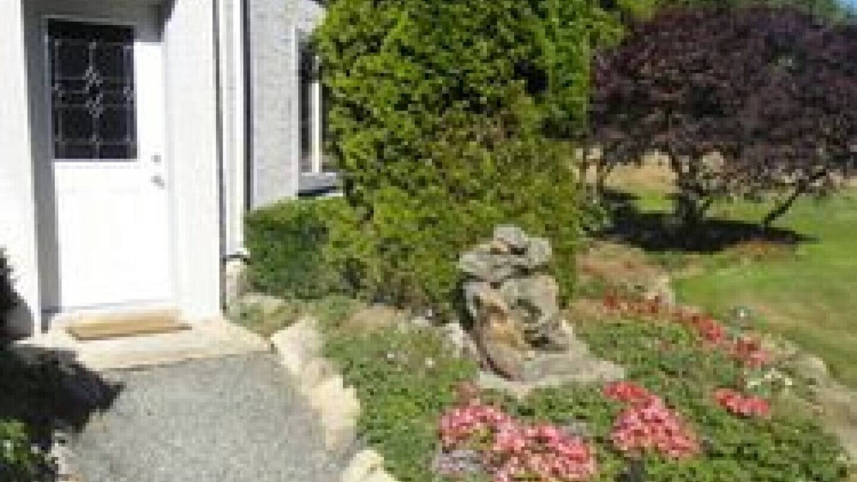 Cobble Hill House | Luxury 2 bedroom Suite on a Private Country Estate - *Swim Spa* and Pet Friendly