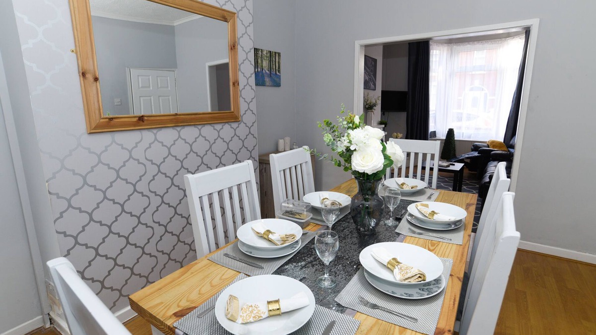 Crewe House | Luxury 2 bedroom terraced home next to Bentley Motors.