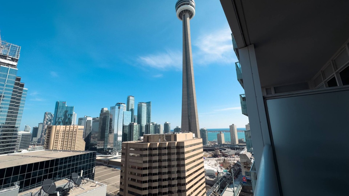 Toronto Entertainment District Hotel | Luxury 2 Beds with Lakeview near CN Tower, Scotia Arena & FREE PRIVATE PARKING