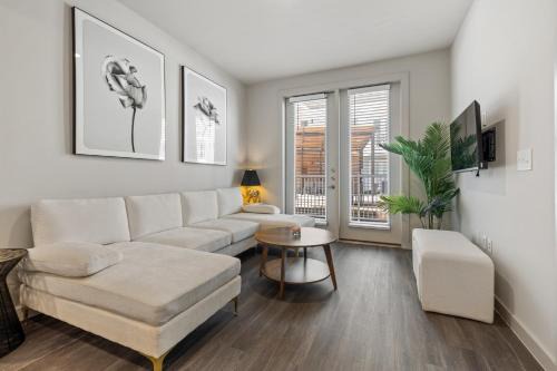 Windsor Park Apartment | Luxury 2-BR with Poolside Patio